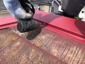 棟板金は側面からビスを使って固定