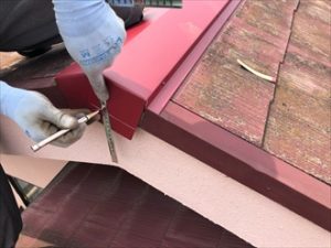 棟の端は指矩を使って折り曲げ挟み込む