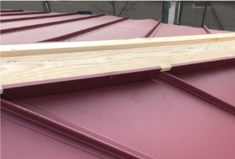 棟板金を固定するための下地となる貫板