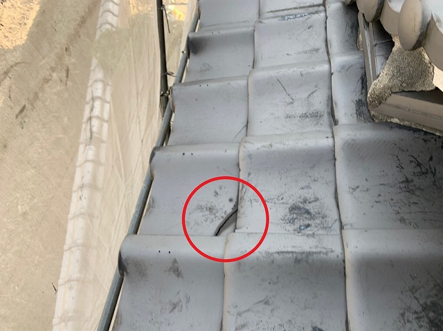 軒先瓦ひび割れ