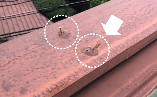 笠木のビスが抜けかけています