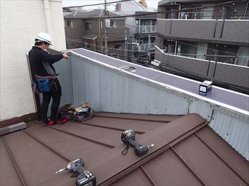 笠木コンパネに貼った防水紙の端部は防水テープで処理