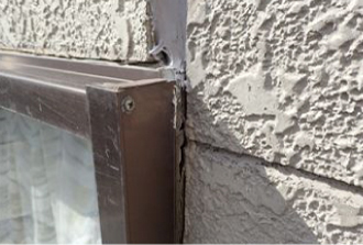 傷みがある窓サッシのシーリング 傷みがある窓サッシのシーリング