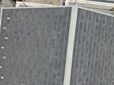 屋根の写真です。ところどころ、剥がれが見えます。