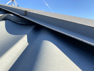 棟板金の隙間から漏水しています