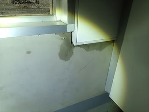 コンクリートの窓サッシ部分が雨漏り