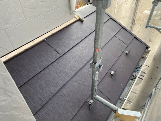 スーパーガルテクトの屋根材を設置