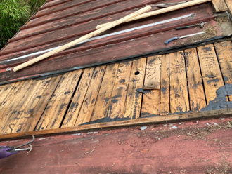 瓦棒屋根の破損箇所