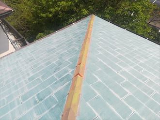 スレートが全体的に色褪せて劣化しています