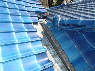 谷板金のある瓦屋根