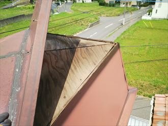 飾り煙突の板金が剥がれてしまっています