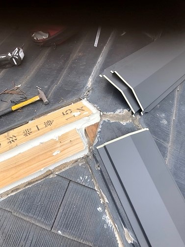 棟板金を補修している様子