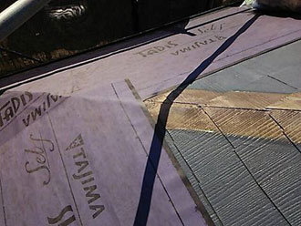 防水紙は下から張ります