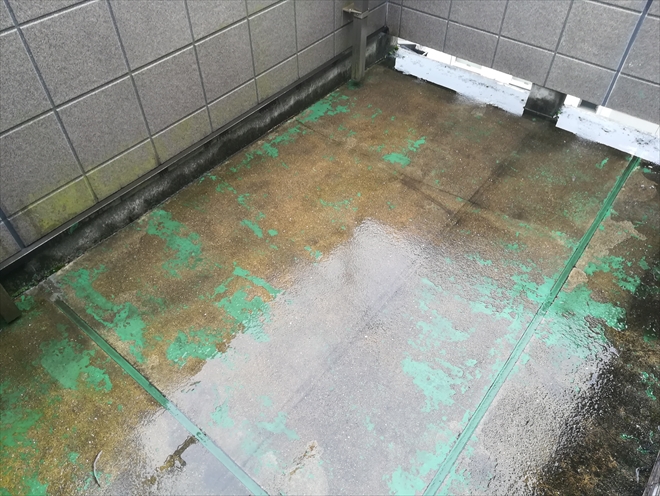雨漏りを起こしたバルコニー床