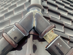 山武郡九十九里町小関にて2階から雨漏り！原因となる棟瓦取り直し工事をご提案