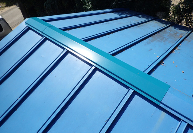 破損した棟板金も交換しました