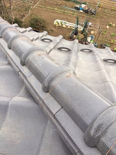 針金で棟瓦を固定した状態