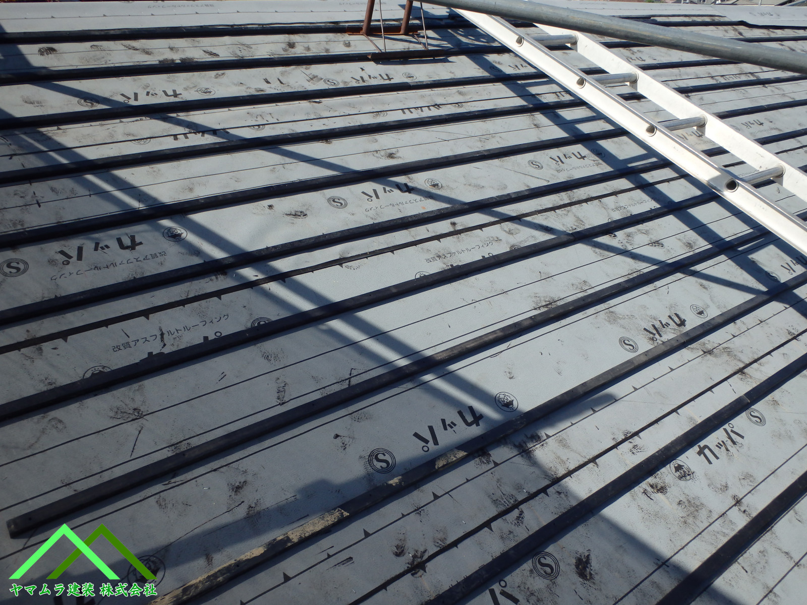 屋根に桟木を打ちます