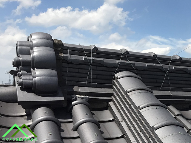 名古屋市天白区にて棟瓦同士や鬼瓦との接地の隙間をコーキング補修！防水処理の重要性