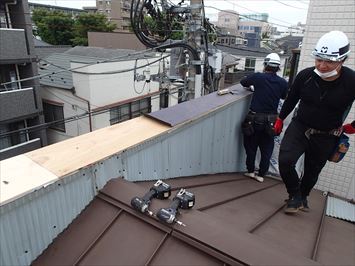 笠木のコンパネには防水紙を敷設