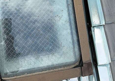 天窓コーキング補修ビフォー