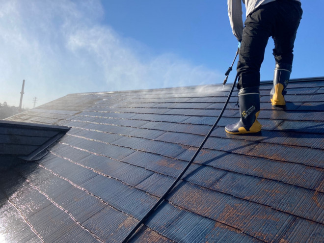 屋根洗浄を行っている様子