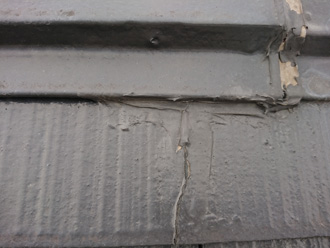 天窓廻りのシーリングが劣化し雨漏りを起こしているようです