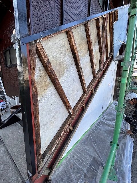 都城市にて、外壁ボード張替工事が始まりました ①