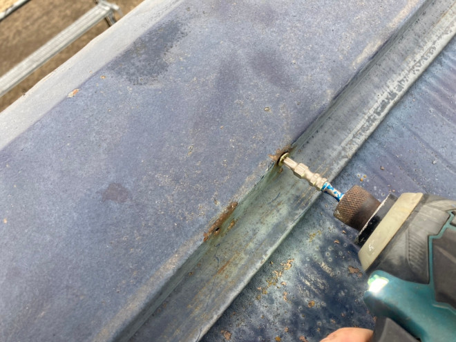 棟板金のを打ち直している様子