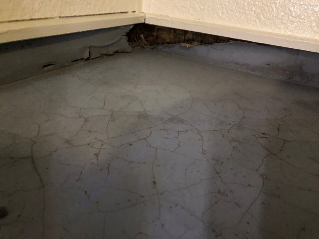 さいたま市中央区でマンション階段部の防水不良・防水塗膜ひび割れにより雨漏りが発生した場所にて修繕工事を行いました。