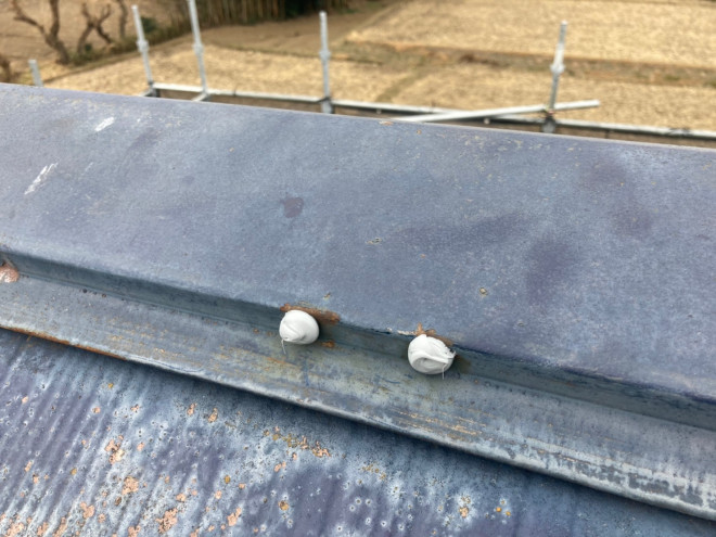 コーキングを打った後の釘頭