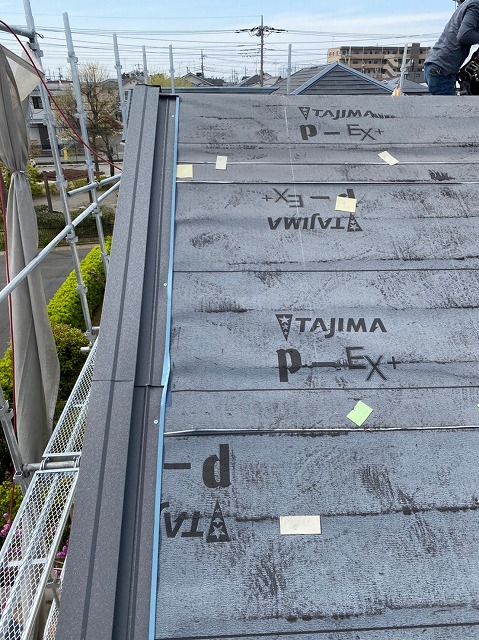 防水シートを張った屋根