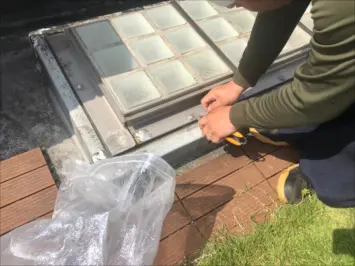 天窓に使用されている既存のコーキング材を撤去