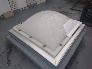調布市柴崎でドーム型の天窓が割れて雨漏りを引き起こしていました