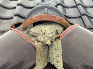 棟瓦がズレ漆喰が見えてしまっています