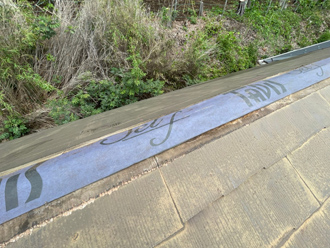 雨水が浸入しないよう防水紙を敷設