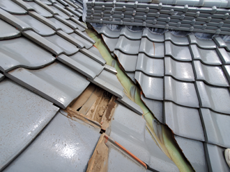 谷板金の付近の瓦のズレ