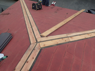 棟板金を解体し貫板を取り付ける