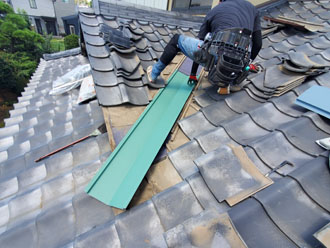 カラーステンレス製の谷板金を取り付ける