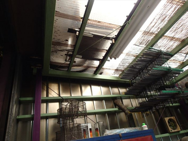 エアコンの室外機が取り付けられている周辺から雨漏り