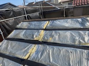 屋根材を外すと断熱材が露わになりました