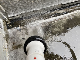 木更津市大久保にて雨漏りが発生し散水試験を実施、原因はベランダでした