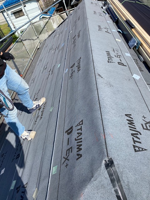 防水シートを設置します