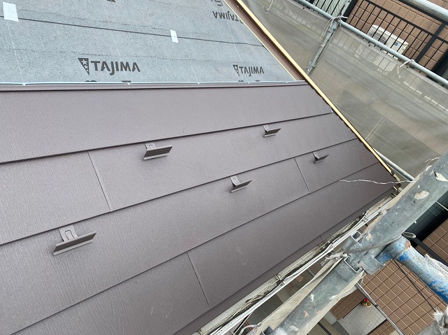 屋根材設置途中の様子