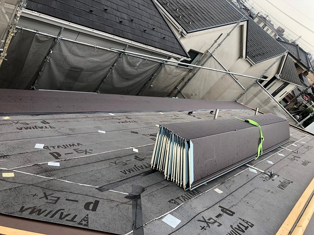 屋根材設置の様子