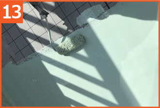 床面にウレタン防水材を塗布