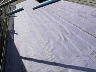 ルーフィングを転がしていきます