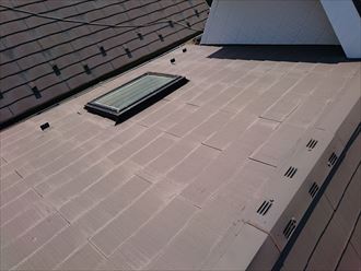 雨漏りを起こした天窓付きのスレート屋根
