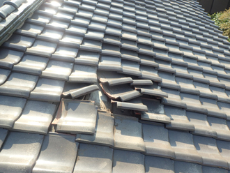 台風で瓦がズレてしまった様子