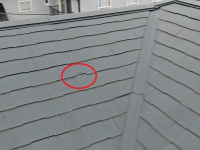 屋根の写真です。瓦が欠けていた箇所にそのまま塗装されており、見栄えが悪い状態です。